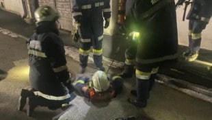 Die Feuerwehr rettete den Mann aus der Kanalisation. 