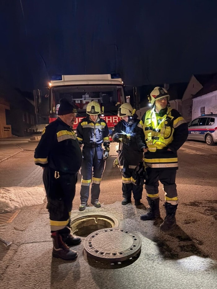 Mitten in der Nacht rückte die Feuerwehr zum Einsatz in der Kanalisation aus.