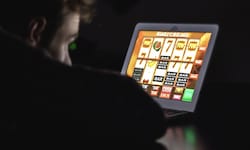 Online-Glücksspiel wird geöffnet, aber strenger reguliert.