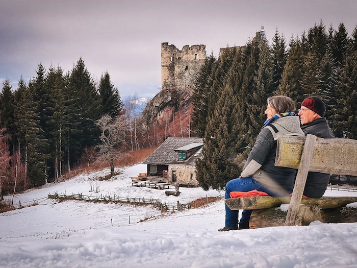 Einfach draußen sein und genießen – im Hintergrund Burgruine Schlossstein