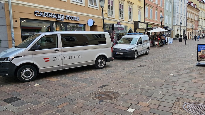 Mitten im Einkaufszentrum war eine strenge Kontrolle.