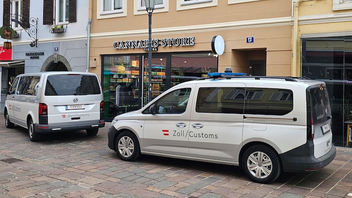 Am Alten Platz fuhren die Zoll-Einsatzwägen vor.