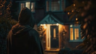 Er beobachtete sein Opfer durch das Fenster, lungerte beim Haus herum. (Symbolbild)