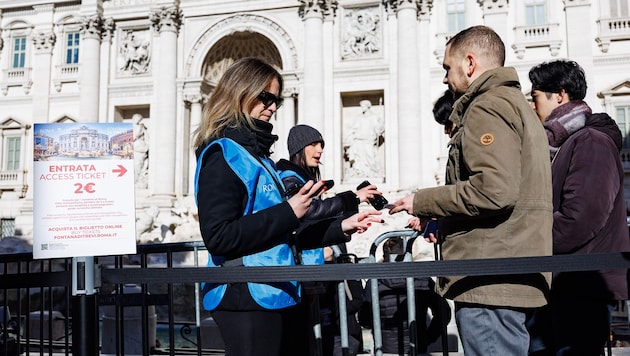 Der Besuch des weltberühmten Trevi-Brunnens kostet für viele Touristen gleich doppelt: Ein Mal ...