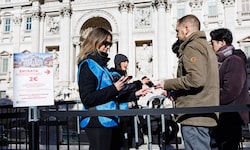 Der Besuch des weltberühmten Trevi-Brunnens kostet für viele Touristen gleich doppelt: Ein Mal ...