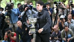 Carlos Alcaraz mit seiner Australian-Open-Trophäe
