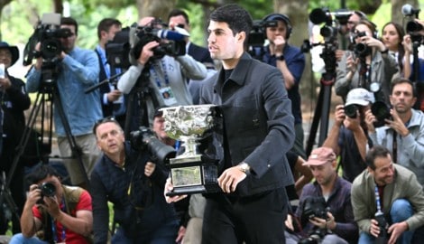 Carlos Alcaraz mit seiner Australian-Open-Trophäe