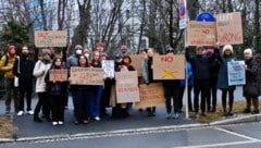 Bunter Protest vor dem Hotel Weitzer