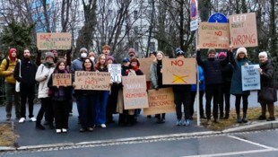 Bunter Protest vor dem Hotel Weitzer