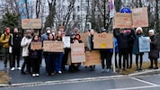 Bunter Protest vor dem Hotel Weitzer
