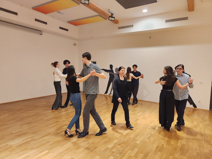 Nora Szirmay (Mitte) in einem ihrer Jugendtanzkurse.