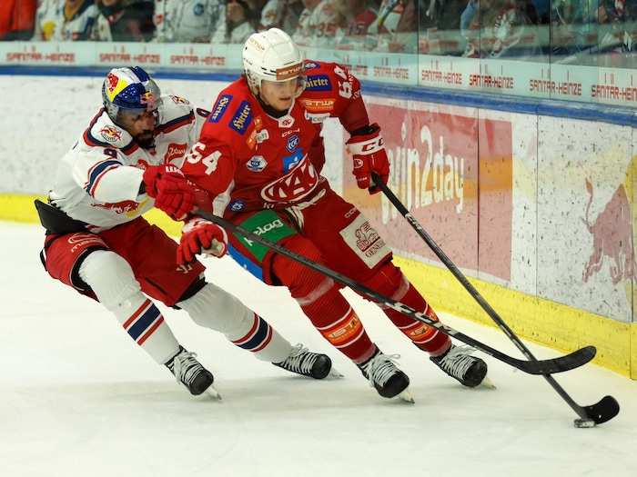 KAC-Verteidiger Maxi Preiml (re.) läuft erstmals fürs Nationalteam ein.