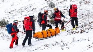 Kann wetterbedingt der Rettungshubschrauber nicht fliegen, müssen die Rettungskräfte samt ...