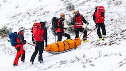 Kann wetterbedingt der Rettungshubschrauber nicht fliegen, müssen die Rettungskräfte samt ...