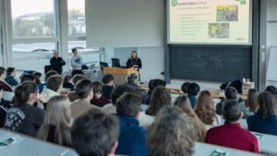 Die Unternehmen bieten den Maturanten eine praxisnahe Ausbildung als Alternative zum Studium an.