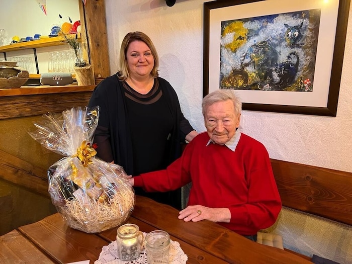 Johann Heger mit der Steinbrunner Bürgermeisterin Isabella Radatz-Grauszer bei seinem 100. ...