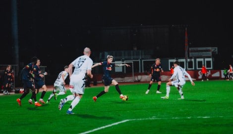 Tim Drexler (am Ball) zeigte ein gutes erstes Spiel.