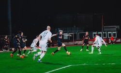 Tim Drexler (am Ball) zeigte ein gutes erstes Spiel.