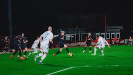 Tim Drexler (am Ball) zeigte ein gutes erstes Spiel.