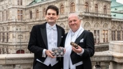 Johannes Greller und Karl Guschlbauer mit der Edel-Edition für den Ball der Bälle