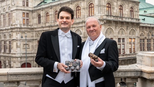 Johannes Greller und Karl Guschlbauer mit der Edel-Edition für den Ball der Bälle