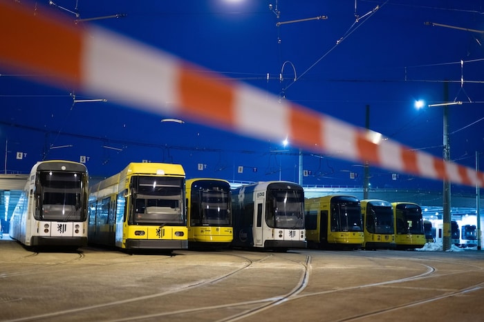 Der öffentliche Nahverkehr ist am Montag teilweise zusammengebrochen.