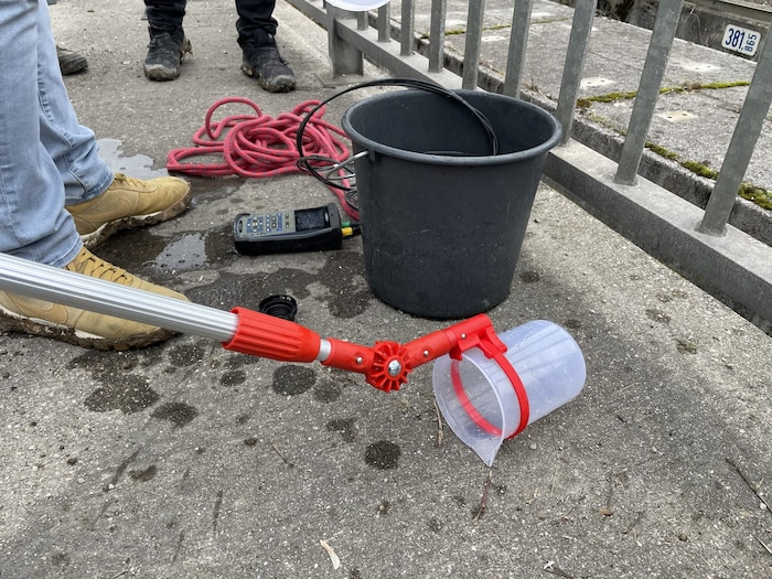 Vor Ort wurden erste Werte gemessen und Wasserproben entnommen.