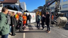 Bürgermeister Markus Fäßler beim offiziellen Spatenstich in der Moosmahdstraße.