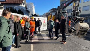 Bürgermeister Markus Fäßler beim offiziellen Spatenstich in der Moosmahdstraße.