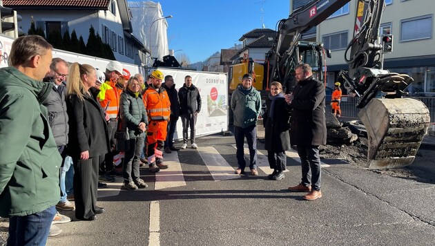 Bürgermeister Markus Fäßler beim offiziellen Spatenstich in der Moosmahdstraße.
