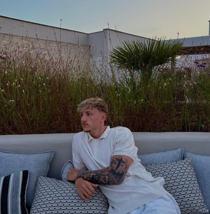 Tim Drexler hat zahlreiche religiöse Tattoos auf seinem Arm.