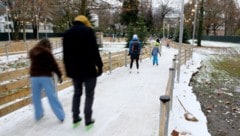 Bevor es in Salzburg auf das Eis geht, stehen sich viele Wintersportler erst einmal an der Kassa ...