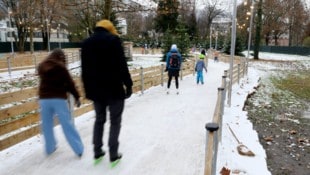 Bevor es in Salzburg auf das Eis geht, stehen sich viele Wintersportler erst einmal an der Kassa ...