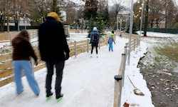 Bevor es in Salzburg auf das Eis geht, stehen sich viele Wintersportler erst einmal an der Kassa ...