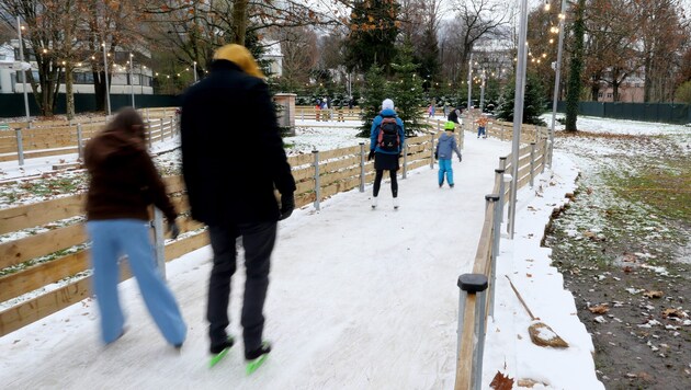 Bevor es in Salzburg auf das Eis geht, stehen sich viele Wintersportler erst einmal an der Kassa ...