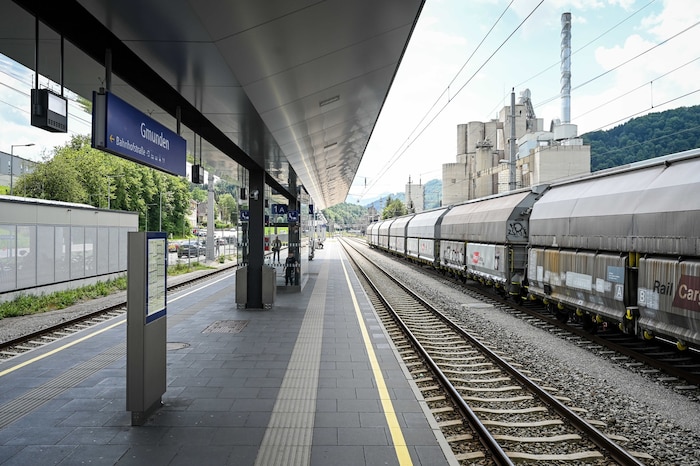 Am Bahnhof Gmunden fanden Polizisten die 23-Jährige.