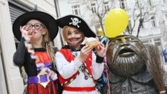 Nicht nur die Piraten kriegen bei der Faschingsparty Krapfen.