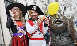 Nicht nur die Piraten kriegen bei der Faschingsparty Krapfen.