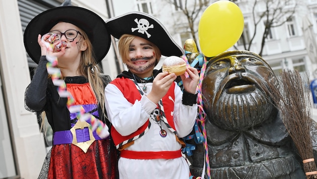 Nicht nur die Piraten kriegen bei der Faschingsparty Krapfen.