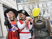 Nicht nur die Piraten kriegen bei der Faschingsparty Krapfen.