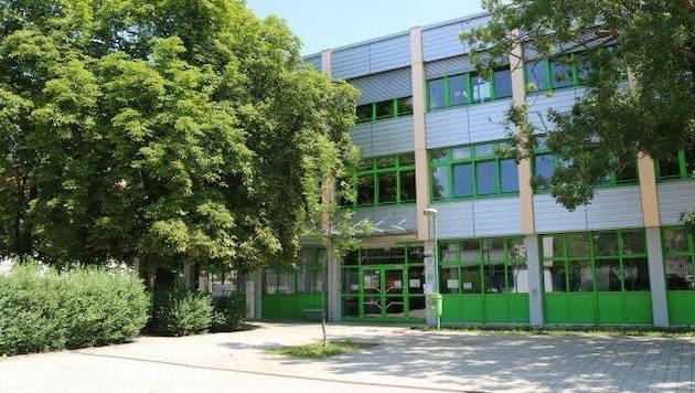 Drei Stunden war die Neue Mittelschule Frauenkirchen gesperrt.