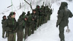 Etwas mehr taugliche junge Männer, die sich zum Grundwehrdienst bereit erklärten, gab es in den ...