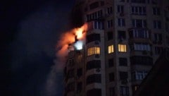 Brand in einem Kiewer Wohnhaus nach einem russischen Angriff in der Nacht