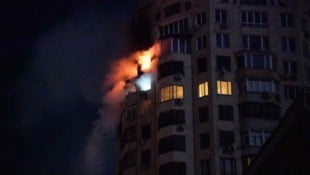 Brand in einem Kiewer Wohnhaus nach einem russischen Angriff in der Nacht