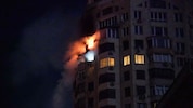 Brand in einem Kiewer Wohnhaus nach einem russischen Angriff in der Nacht