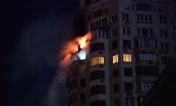 Brand in einem Kiewer Wohnhaus nach einem russischen Angriff in der Nacht