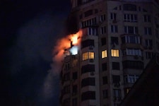 Brand in einem Kiewer Wohnhaus nach einem russischen Angriff in der Nacht