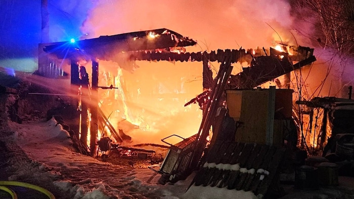 Im Aisttal brannte eine Gartenhütte.