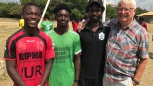 Franz Weber Franz Weber mit Spielern und Trainern der Fußballakademie