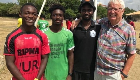 Franz Weber mit Spielern und Trainern der Fußballakademie